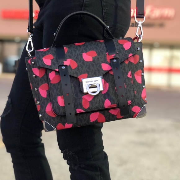Michael Kors Handbags - ❤️Perfect for Valentine's Day❤️Michael Kors -Manhattan Medium Petal Logo Satchel